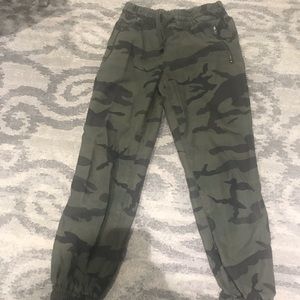 TNA camo joggers pants size small
